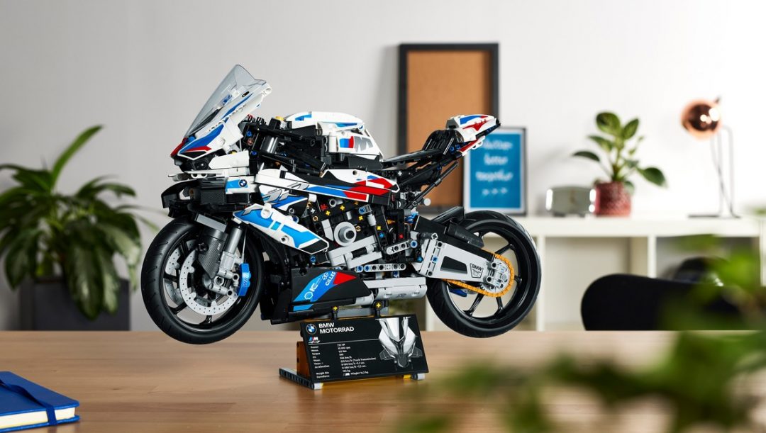 Una vera BMW M 1000 RR e una LEGO® Technic™ si ‘sfidano’ al LEGO STORE di San Babila