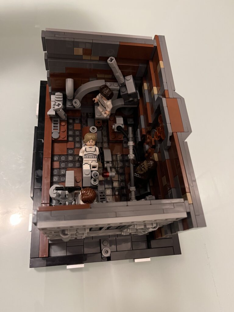 75339 LEGO Star Wars - Diorama Compattatore di rifiuti Morte Nera –  sgorbatipiacenza